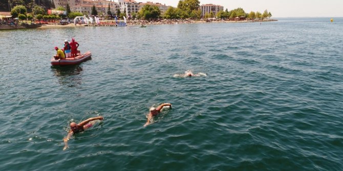 Başkan Karaosmanoğlu vatandaşlarla kulaç attı