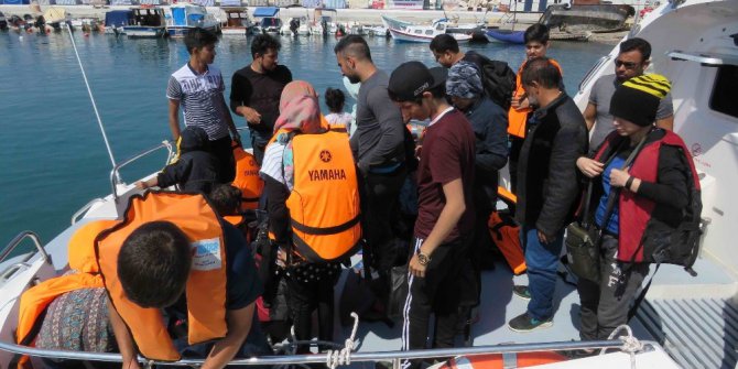 Denizde motorları bozulan mültecileri sahil güvenlik kurtardı