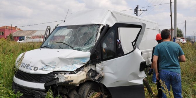 Tarlaya uçan minibüste sıkıştı