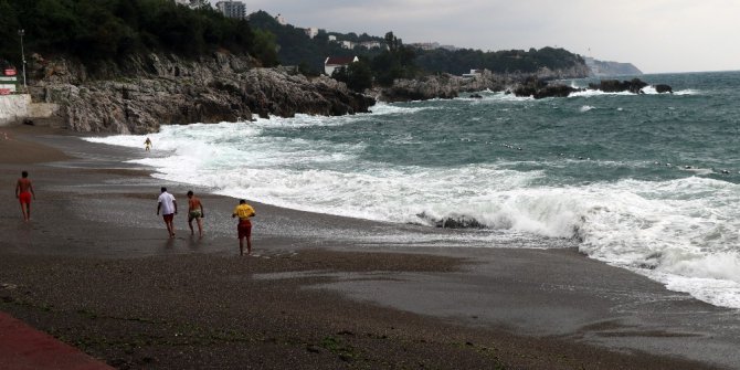Şiddetli dalga yasak getirdi