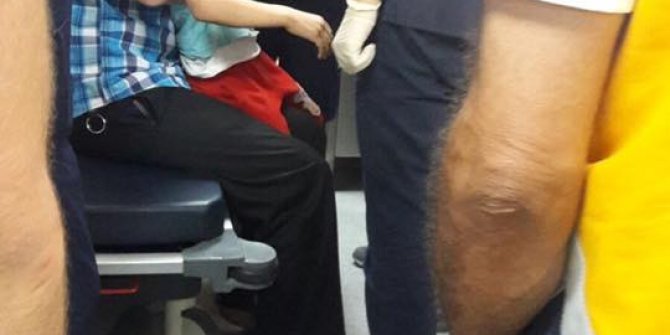 Koluna saplanan bıçakla hastaneye getirildi