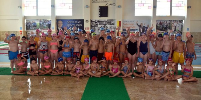 Yüzme kursu ilk mezunlarını verdi