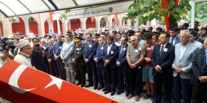 Şehit nişanlısının tabutunu omzunda taşıdı, asker selamıyla uğurladı