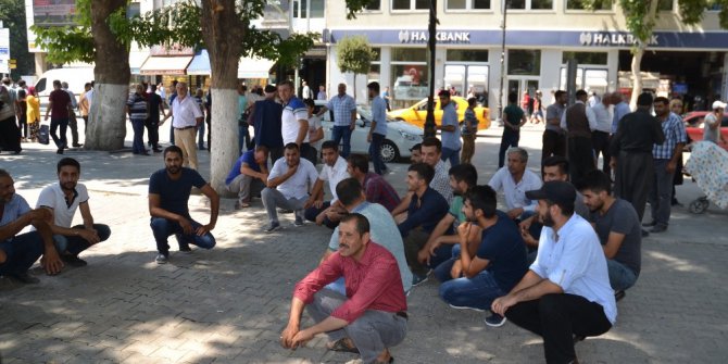 Malatyalı çiftçiler 3 aydır kayısı bahçelerini sulayamadıklarını iddia ederek eylem yaptı