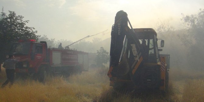 Yanan iplik fabrikasının çevresindeki binalar boşaltılıyor
