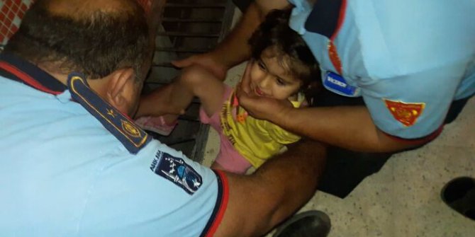 Mazgala sıkışan çocuğu itfaiye kurtardı