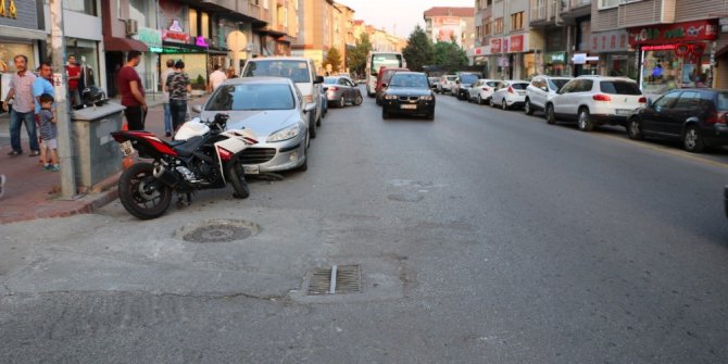 Motosikletin otomobile çarpma anı güvenlik kamerasına yansıdı