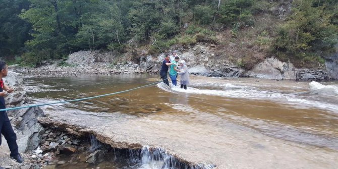 Barajın kapakları açıldı, 17 kişi tabiat parkında mahsur kaldı