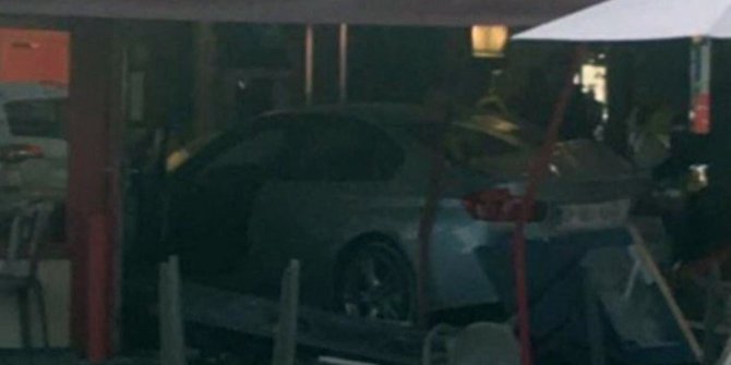 Paris’te bir araç restorana daldı: 1 ölü, 8 yaralı