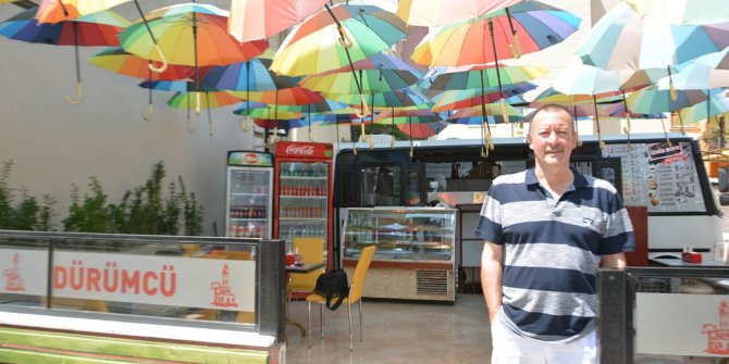 Şemsiyeli dürümcü turistlerin ilgi odağı oldu