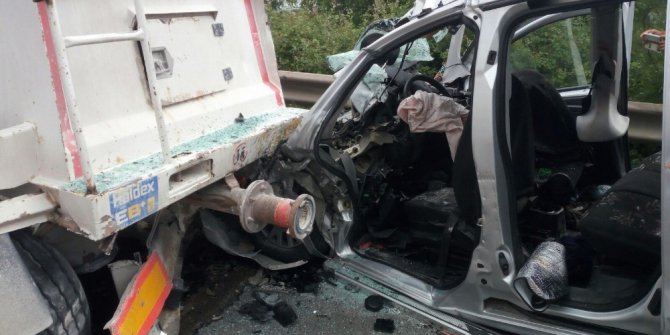 Hafif ticari araç TIR’a arkadan çarptı: 4 ölü 1 yaralı