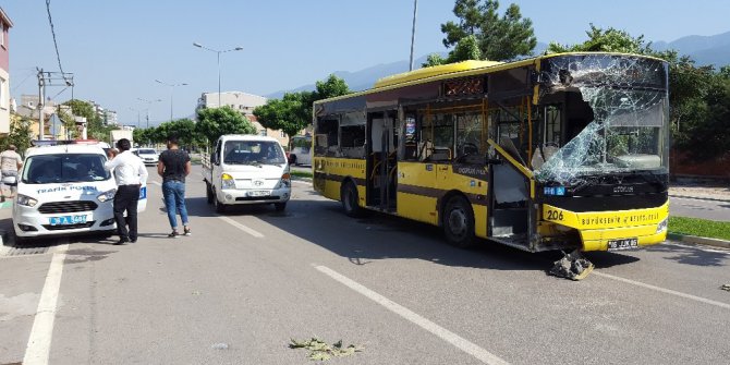 Hızını alamayan otobüs eve daldı