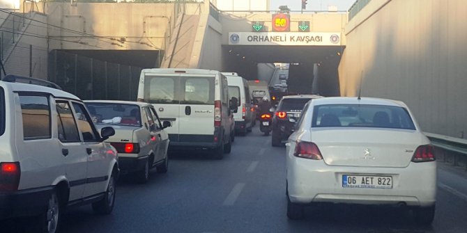 Makara yüklü kamyon alt geçide sıkıştı