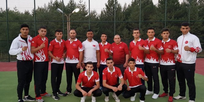 Genç boksörler Ukrayna’da ringe çıkıyor