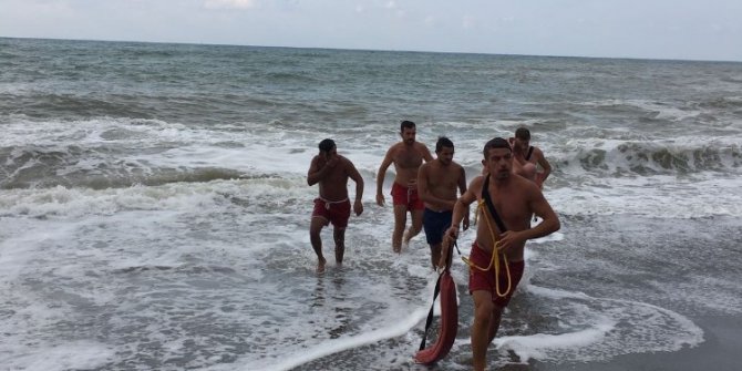 Dalgaların arasında kalan 2 genç son anda kurtarıldı