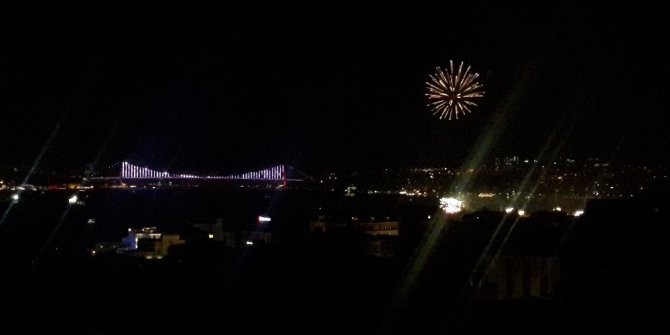 İstanbul Boğazı’nda havai fişeklerin görsel şöleni