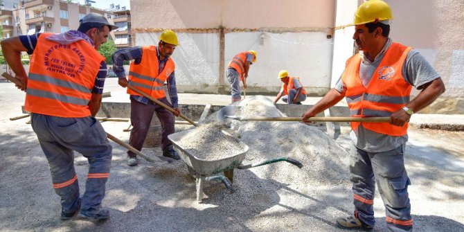 Muratpaşa Belediyesi 67 okulda bakım-onarım yapıyor