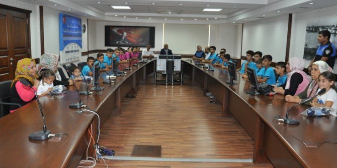 Yaz kampına katılan öğrenciler, Emniyet Müdürü Şahne’ye teşekkür etti