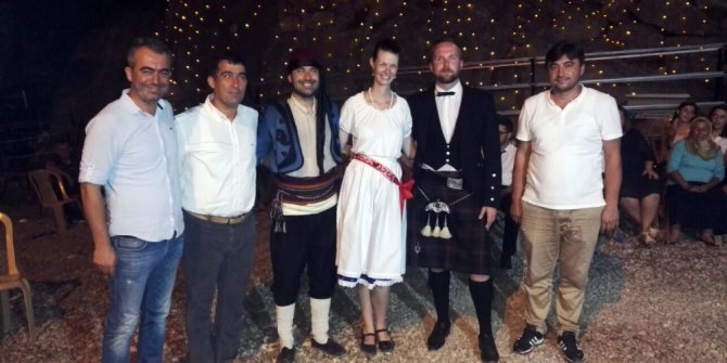 Macar geline yöresel kıyafetlerle düğün