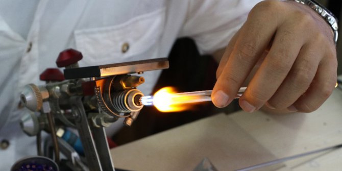 Camı her şekle sokuyor, izleyenler hayran kalıyor