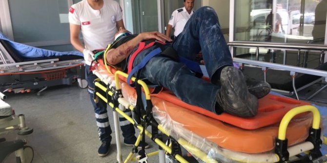 Hafriyat kamyonu devrildi: 2 yaralı