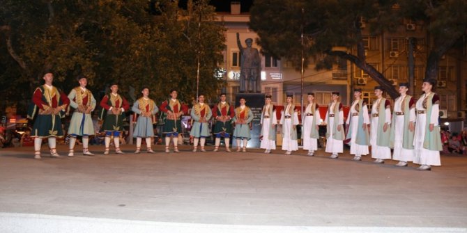 Burhaniye’de Halk Oyunları Şenliği ilgi gördü