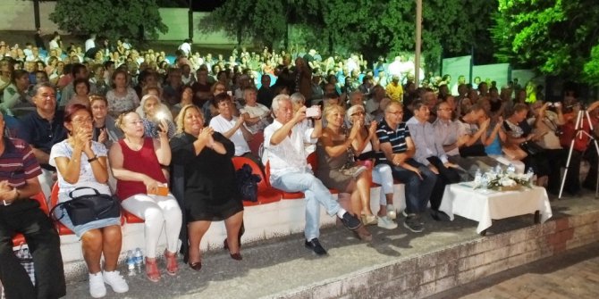 Burhaniye’de Gönül Dostları Konseri coşturdu