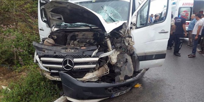 Fındık işçilerini taşıyan minibüs, iş makinesiyle kafa kafaya çarpıştı: 15 yaralı