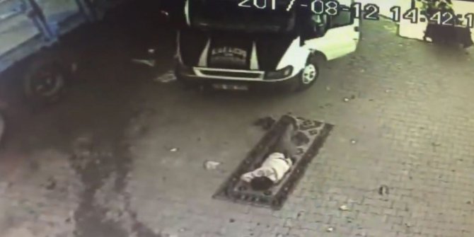 Uyurken üzerinden kamyonet geçen kişinin görüntüleri güvenlik kamerasında