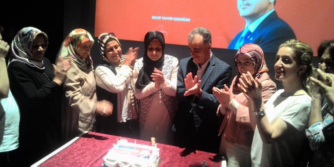 Kadınlar, AK Parti’nin 16’ncı yıldönümü kutladı