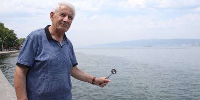 Deprem enkazından çıkan dondurma kaşığı 3 kuşağın ellerinde