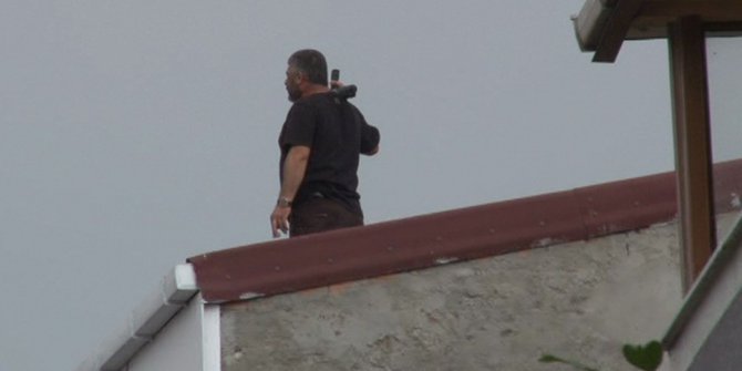 Esenyurt’ta binanın çatısına çıkan şahıs pompalı tüfekle rastgele ateş açtı