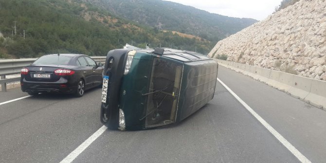 Takla atan aracın sürücüsünün şans eseri burnu bile kanamadı