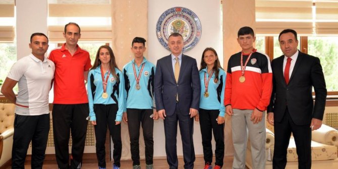 Vali Büyükakın başarılı atletlerde bir araya geldi