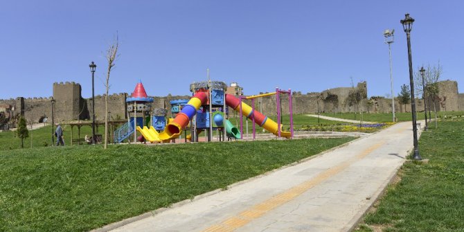 Çocuk oyun grupları ve fitness aletleri yenileniyor