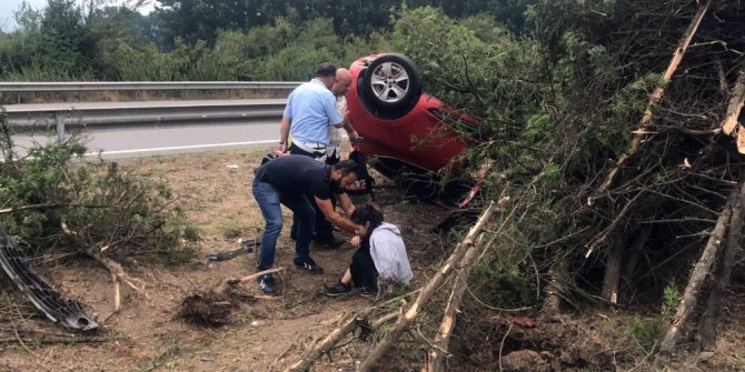 Takla atan araçtan baba kız yaralı kurtuldu