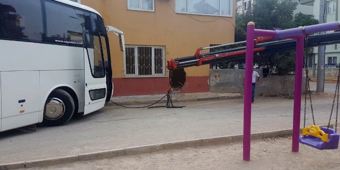 Otobüs önce eve sonra çocuk parkına girdi