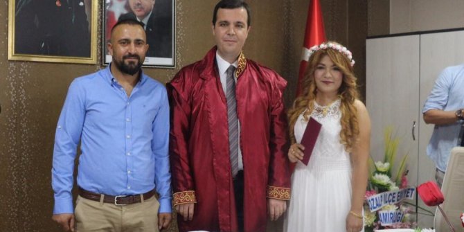 Kayyum cübbe giyip nikah kıydı