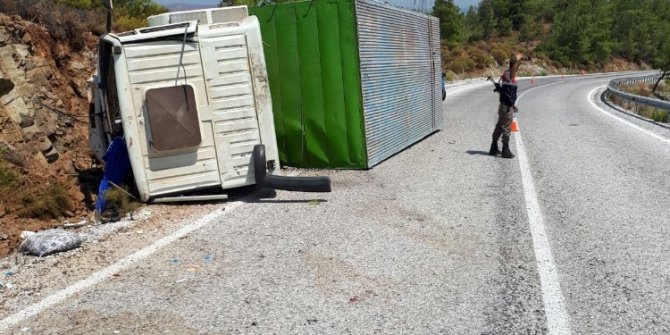 Virajı alamayan kamyon şarampole devrildi; 4 yaralı