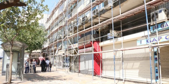 Caddelerdeki iş yerleri turizme uygun giydiriliyor