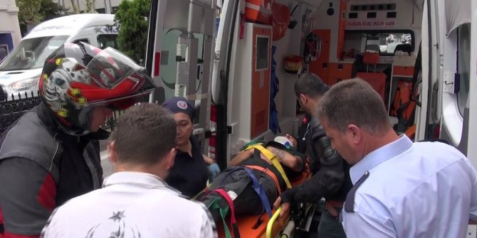 Park halindeki otomobile çarpan kurye yaralandı