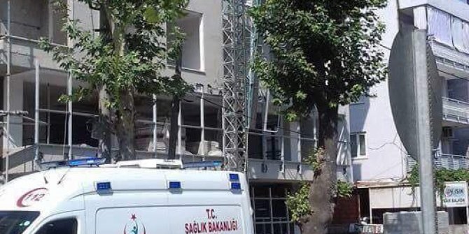 İnşaatta iskele devrildi: 2 yaralı