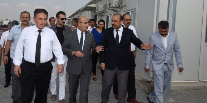 Vali Demirtaş, Suriyeliler için kurulan konteyner kentte incelemede bulundu