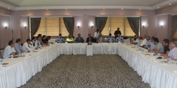 Denizli Emniyet Müdürü, otel ve apart yöneticileri ile bir araya geldi