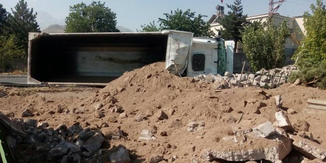 Hafriyat kamyonu devrildi: 1 ölü