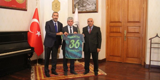 DSİ Spor Kulübü’nden Vali Doğan’a forma