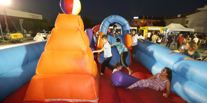 Pamukkale’de çocuklar eğleniyor