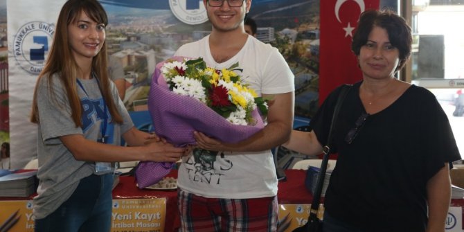 Yeni öğrencileri gönüllü öğrenciler karşılıyor