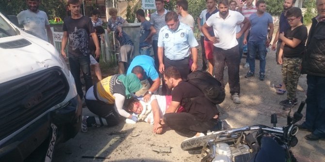 Kamyonet ile motosiklet çarpıştı: 2 yaralı