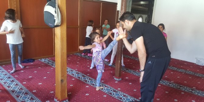 Devrek’te öğrencilere kick-boks eğitimi veriliyor